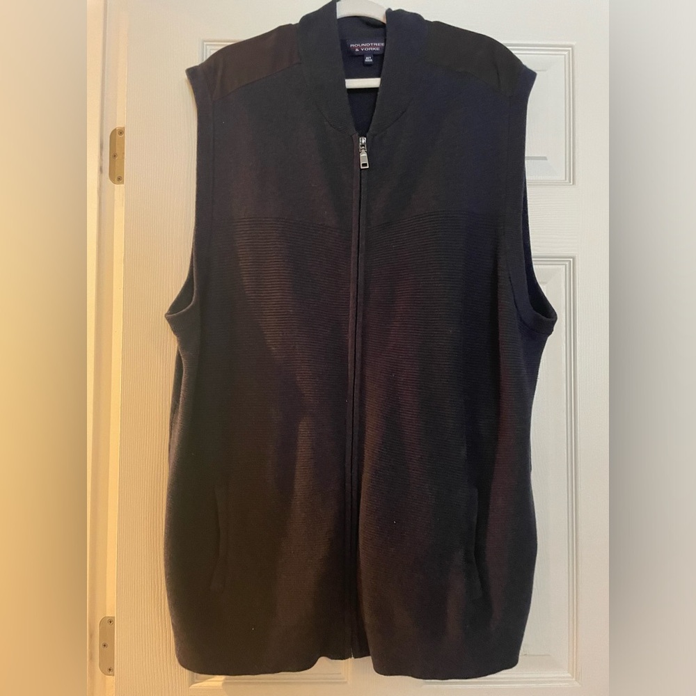 4XT Roundtree and York zip up sweater vest with brown detailing on shoulders